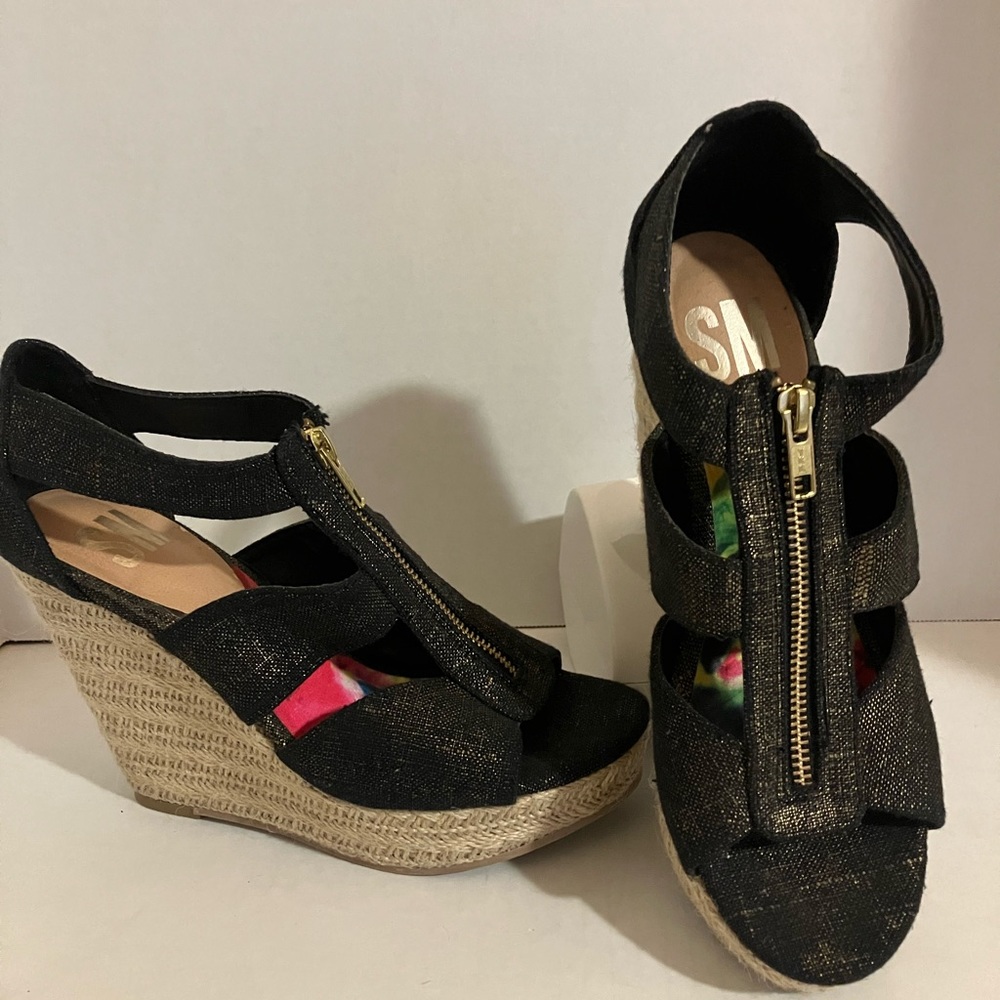 Steve Madden Black/Gold Zippered Front Wedged Open Toe Sandals